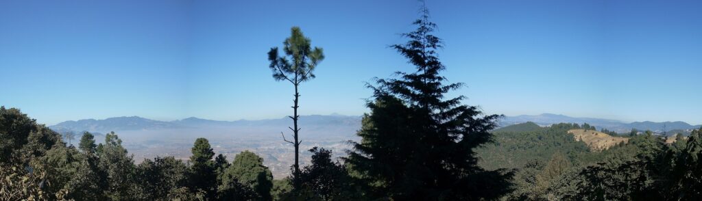Sierra Madre de Chiapas a distancia, cerca de Quetzaltenango en Guatemala. La montaña de la izquierda es el Volcán Siete Orejas (izquierda) y el Volcán Tajumulco (centro).